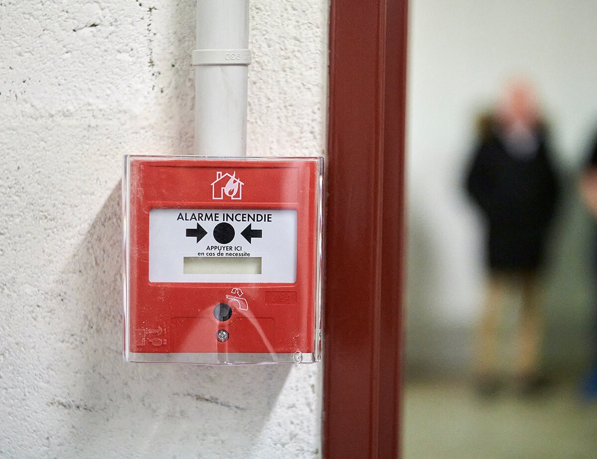 Pose et installation d'alarme et incendie avec déclencheur manuel dans un bâtiment professionnel