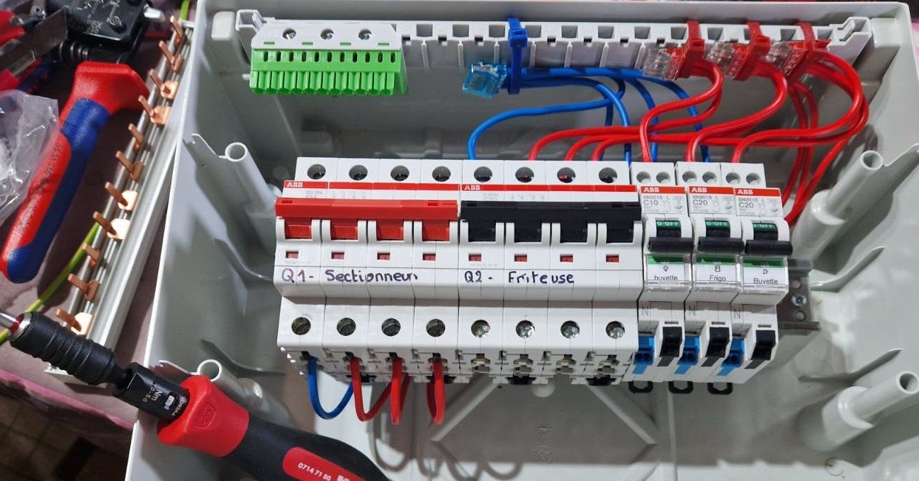 Rénovation tableau électrique avec câblage soigné, disjoncteurs et protections installés dans un coffret moderne